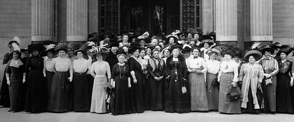Große Frauengruppe des Bundes Österreichischer Frauenvereine 1911 vor dem Portal der Handelskammer in Wien stehend
