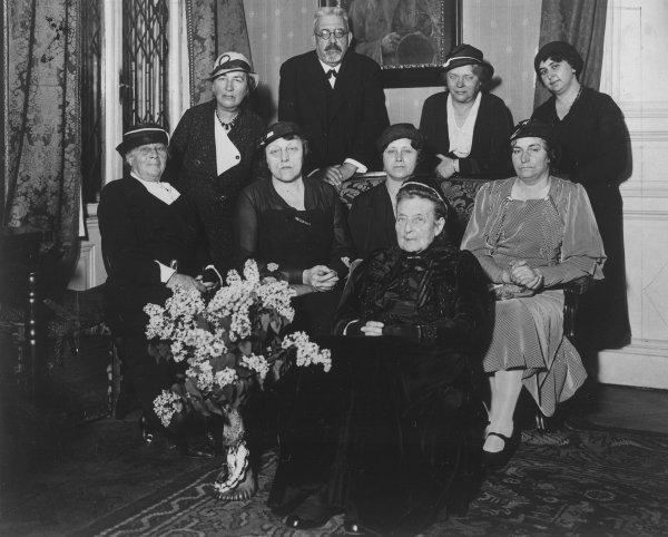Gruppenbild mit Marianne Hainisch (ganz vorne) und Marianne Zycha (letzte Reihe stehend li.) um 1934; wahrscheinlich zum 95. Geburtstag