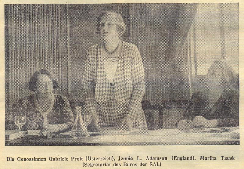 Gabriele Proft (links) bei der Sitzung des Internationalen Frauenkomitees der Sozialistischen Arbeiter-Internationale in Paris 1933 (mit Jennie L. Adamson und Martha Tausk)