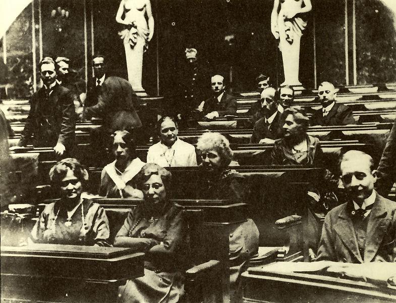 Erste weibliche Abgeordnete der SDAPÖ in der Nationalversammlung 1919(1. Reihe: Adelheid Popp, Anna Boschek 2. Reihe: Gabriele Proft, Therese Schlesinger 3. Reihe: Marie Tusch, Amalie Seidel)