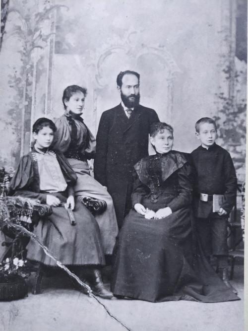 Jenny Adler (2. v. li.) 1895 in Riga mit ihren Eltern Jossel und Hassa Deborah sowie den Geschwistern Lydia und Nicolas
