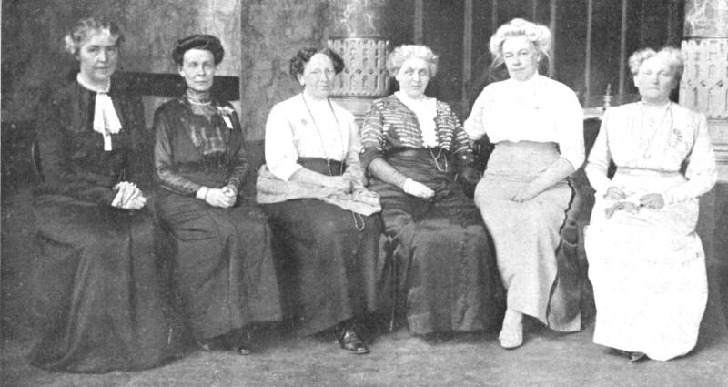 Präsidium des Internationalen Frauenstimmrechtskongresses in Budapest im Juni 1913 (ganz re.Ernestine Fürth)