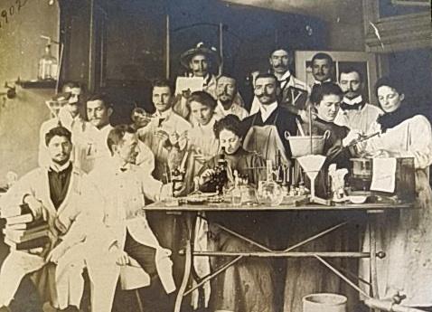Jenny Herzmark unter KommilitonInnen im Laboratorium an der Universität Zürich 1902