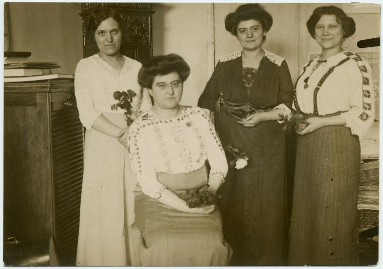 Paula Pogány, Rosika Schwimmer, Franciska Schwimmer und Jane Dirnfield (von li. n. re.), 1913 Kongress