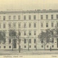 Die Schulgebäude des Vereins: Schulhaus (erbaut 1897) inklusive Zubau (erbaut 1907/1908) in der Schmerlingstraße Nr. 7 und 9