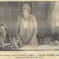 Gabriele Proft (links) bei der Sitzung des Internationalen Frauenkomitees der Sozialistischen Arbeiter-Internationale in Paris 1933 (mit Jennie L. Adamson und Martha Tausk)