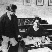 Eugenie Schwarzwald (sitzend) und ihre Sekretärin Marie Stiasny