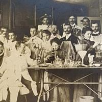 Jenny Herzmark unter KommilitonInnen im Laboratorium an der Universität Zürich 1902